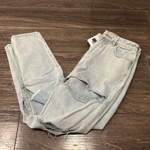 NWT. Adika Light Wash Distressed Jeans. Size M. Straight Leg. High Waisted.